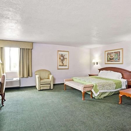 Days Inn & Suites By Wyndham Фуллертон Екстер'єр фото