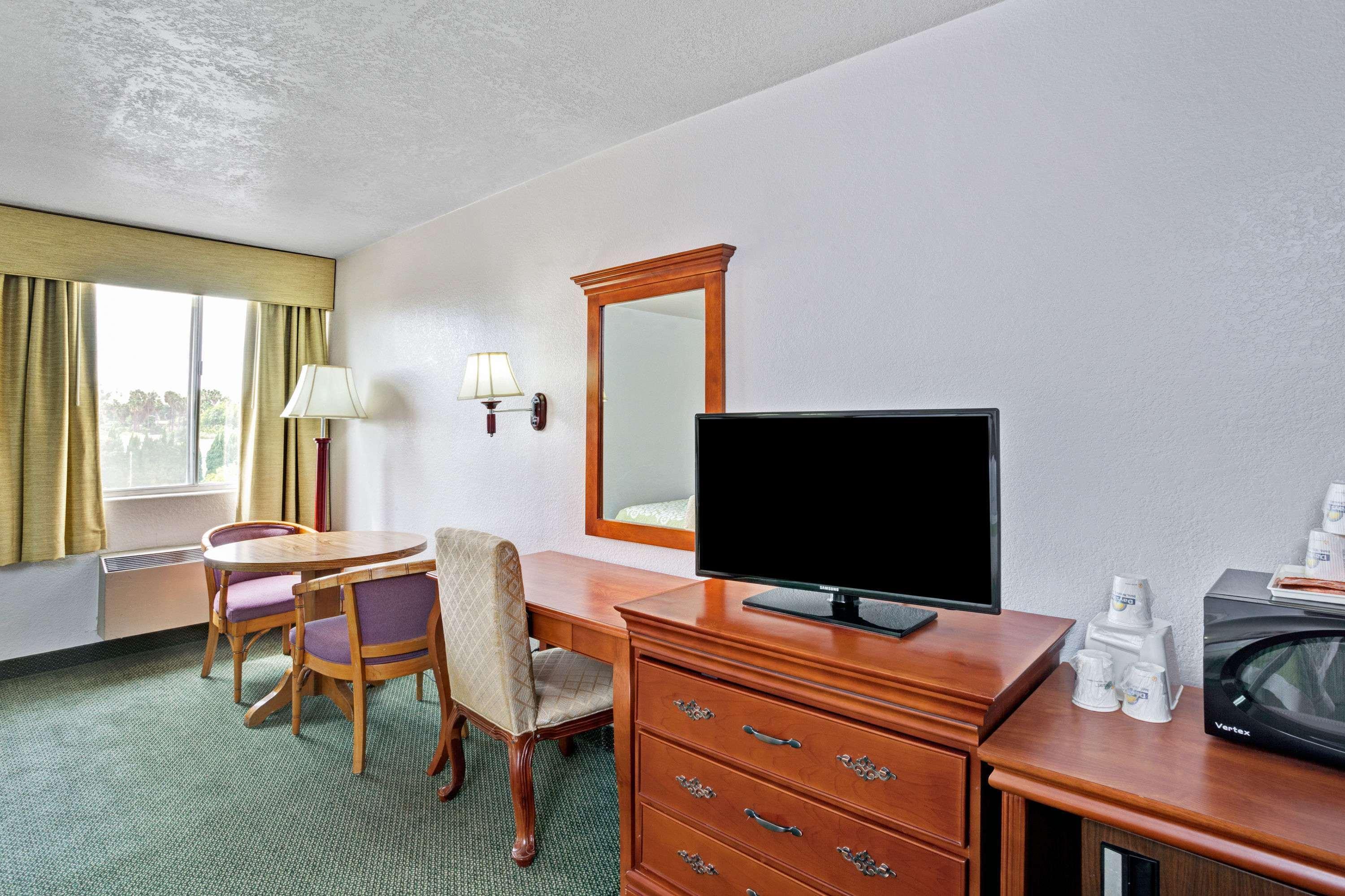 Days Inn & Suites By Wyndham Фуллертон Екстер'єр фото