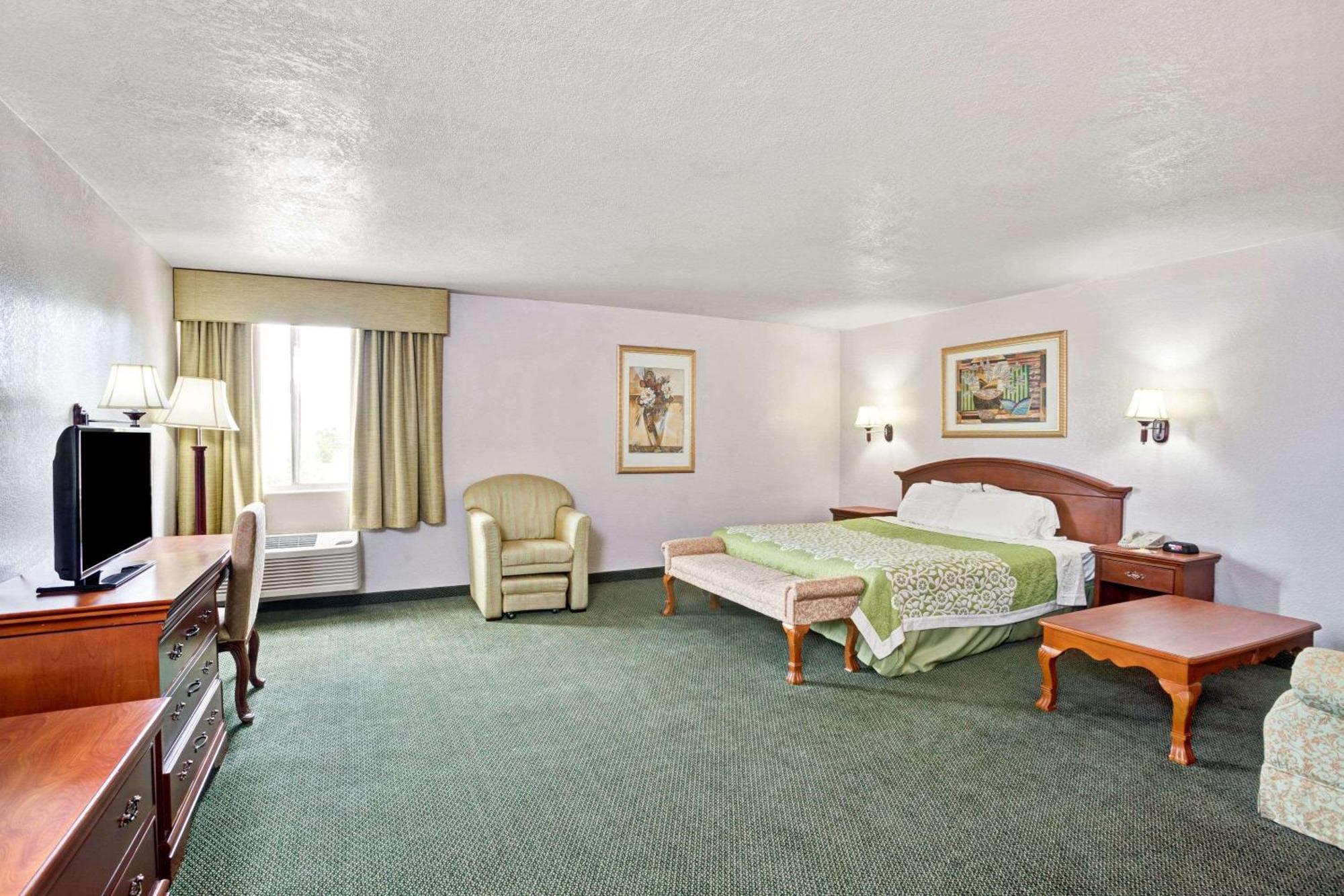 Days Inn & Suites By Wyndham Фуллертон Екстер'єр фото